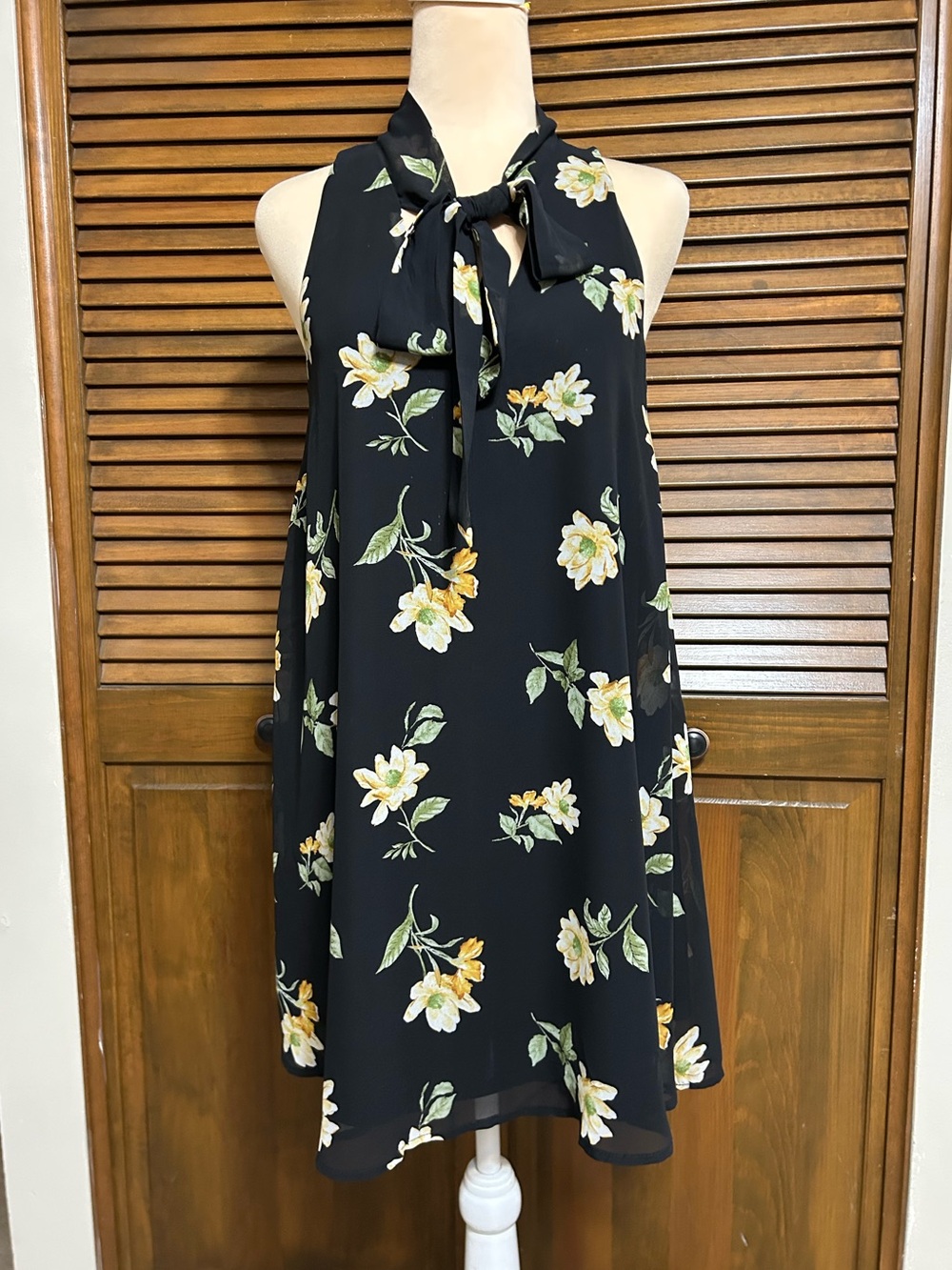 Forever 21 Black Floral Print Sleeveless Flowy Swing Low V-Neck Dress Size S